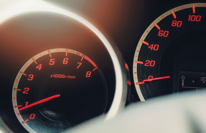 Las diferencias entre velocímetro y tacómetro
