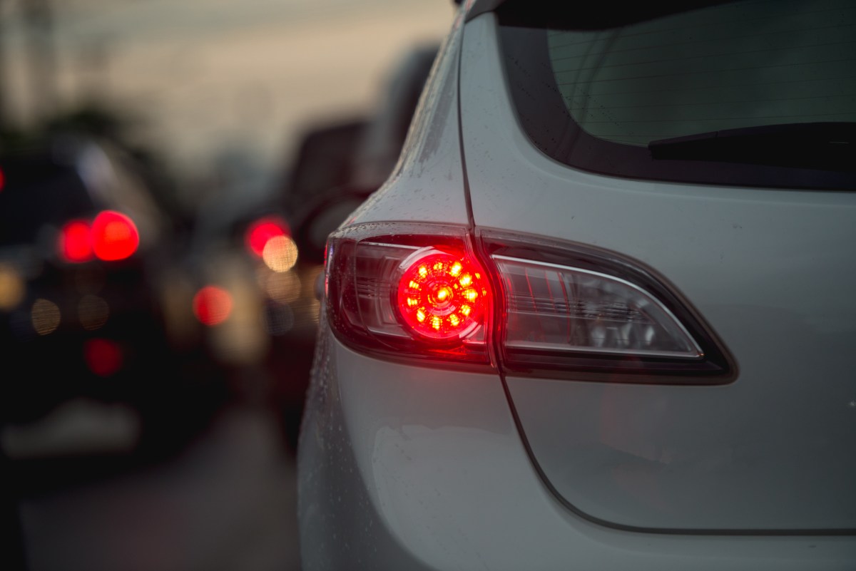 Las luces traseras de un carro son esenciales para la seguridad vial, pero cuando dejan de funcionar, puede ser frustrante y peligroso.