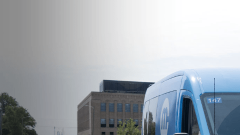 Detroit lleva los videojuegos a las calles con la recarga inalámbrica de autos