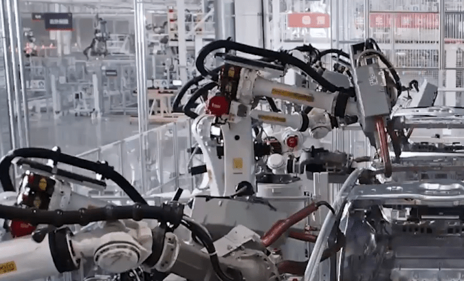 Un carro cada 76 segundos, la fábrica robotizada de Xiaomi