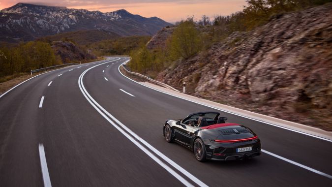 Porsche revela el primer 911 híbrido para calle