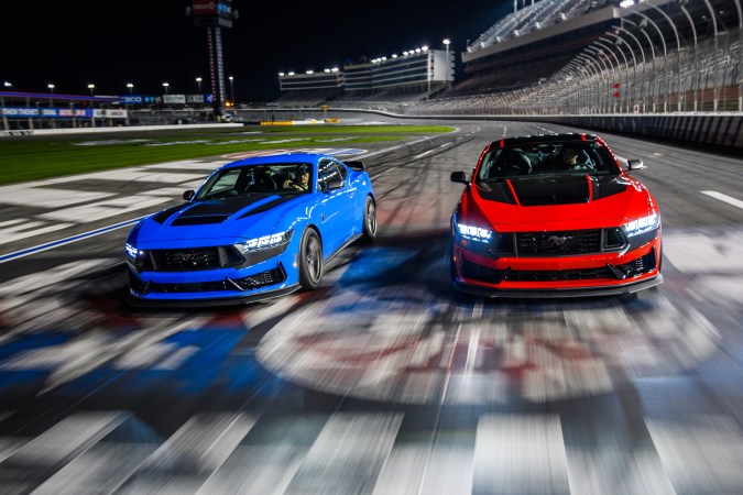 Qué es Ford Mustang Dark Horse 2024: misterio y potencia en un solo envase