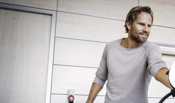 Mercedes Benz lanza cargador portátil para vehículos eléctricos