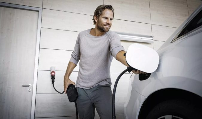 Mercedes Benz lanza cargador portátil para vehículos eléctricos