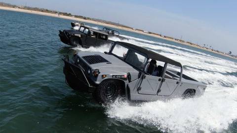 Un "Hummer" es el coche anfibio más rápido del mundo