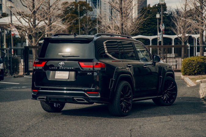 El imponente aspecto del Toyota Land Cruiser 300 con este kit de Liberty Walk