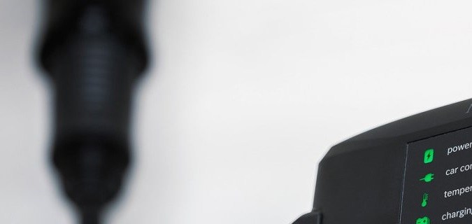 Mercedes Benz lanza cargador portátil para vehículos eléctricos