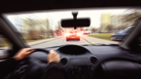 cómo frenar auto emergencia shutterstock_1651902217