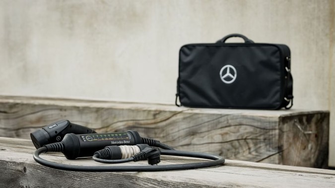 Mercedes Benz lanza cargador portátil para vehículos eléctricos