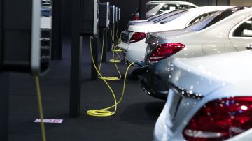 Mercedes Benz lanza cargador portátil para vehículos eléctricos