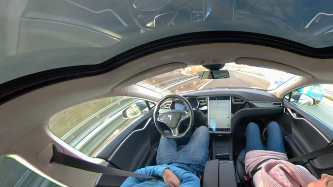 Qué es Tesla Arcade o cómo convertir el auto en una consola de juegos