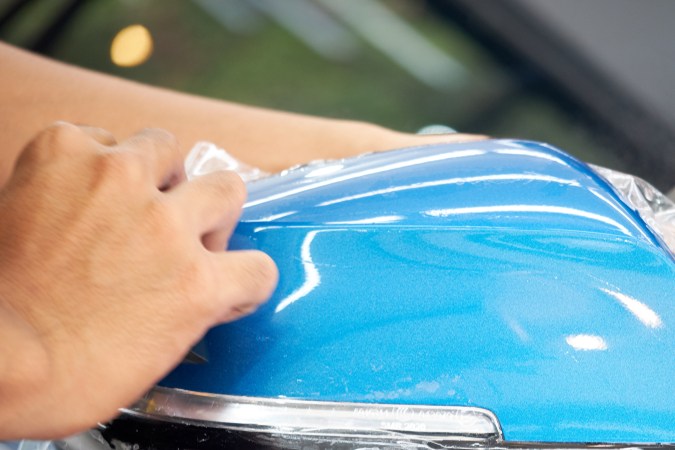 Pasta de dientes: un método económico para repeler la lluvia del retrovisor