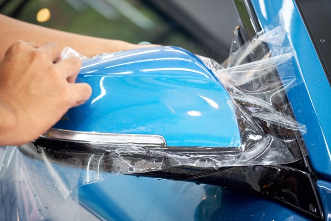 Pasta de dientes: un método económico para repeler la lluvia del retrovisor