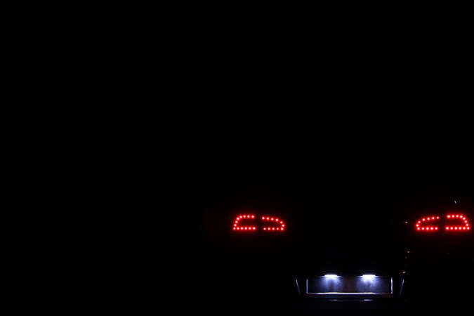 Cómo se cambia la luz de la matrícula del carro