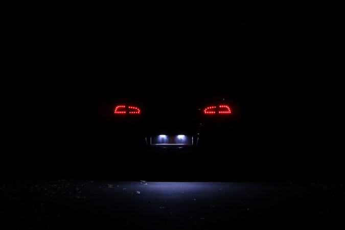 Cómo se cambia la luz de la matrícula del carro