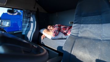 El infalible método de un camionero para dormir seguros en autos o camiones