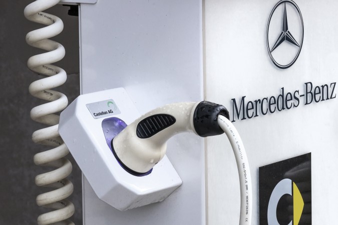 Mercedes Benz lanza cargador portátil para vehículos eléctricos