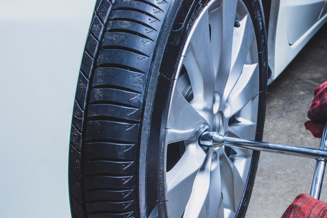 No cometas estos errores al montar los pernos de la rueda