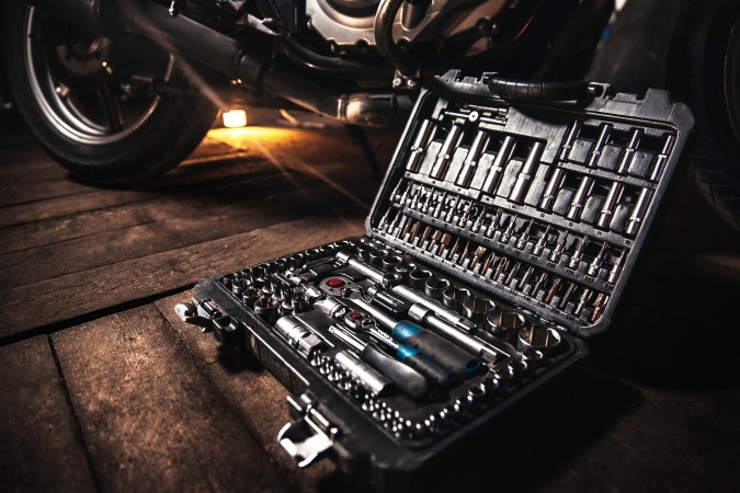 Kit básico de herramientas para el mantenimiento de la moto en casa