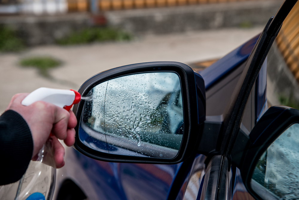 Pasta de dientes: un método económico para repeler la lluvia del retrovisor