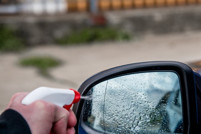 Pasta de dientes: un método económico para repeler la lluvia del retrovisor