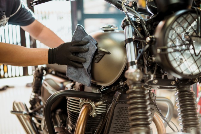 Guía para limpiar, pulir y dejar relucientes los cromados de tu moto