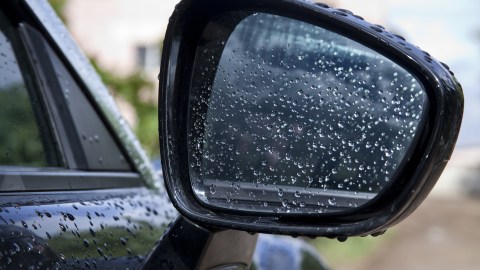 Pasta de dientes: un método económico para repeler la lluvia del retrovisor
