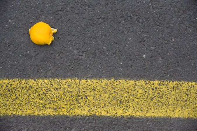 Nueva estrategia de robo de autos con el truco de la naranja