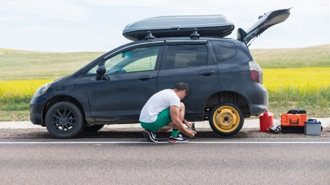 Nueva estrategia de robo de autos con el truco de la naranja