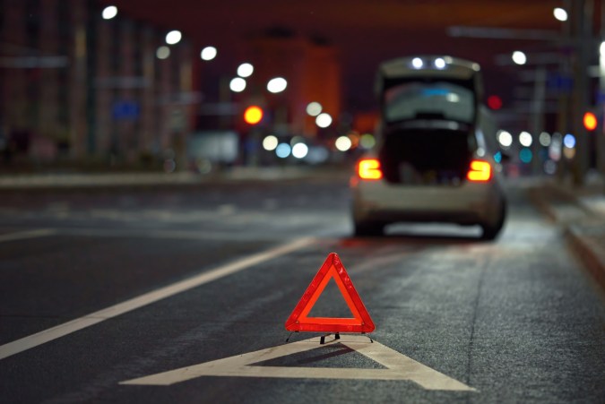 Nueva estrategia de robo de autos con el truco de la naranja