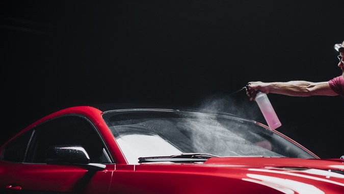 Pasta de dientes: un método económico para repeler la lluvia del retrovisor