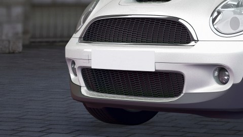 Cómo se cambia la luz de la matrícula del carro