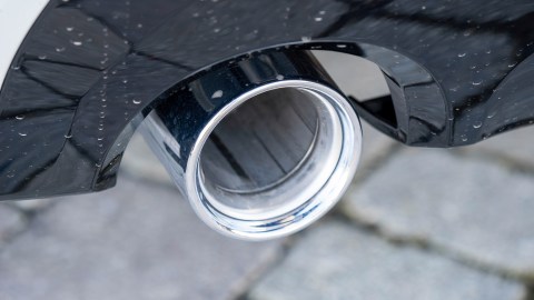 Prolonga la vida de tu auto: pasos sencillos para limpiar el tubo de escape