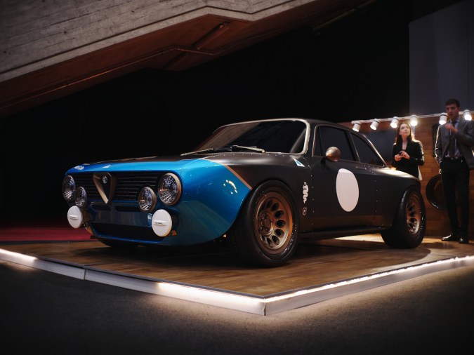 ¿Qué diferencia hay entre la restauración tradicional y el 'restomod' en términos de valor de reventa de un vehículo?