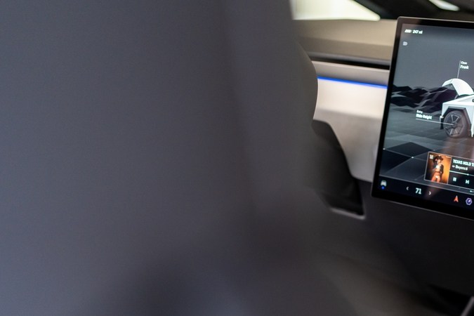 Cybertrailer: autocaravana a energía solar inspirada en el Cybertruck de Tesla