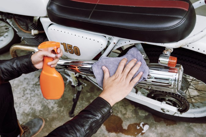 Guía para limpiar, pulir y dejar relucientes los cromados de tu moto