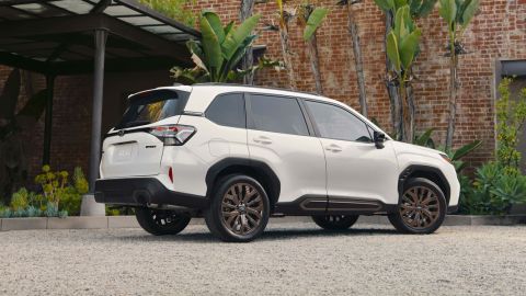 El motor de cuatro cilindros y 2.5 litros y la transmisión automática CVT siguen siendo la única opción de tren motriz, y la tracción total es estándar para el Subaru Forester 2025.