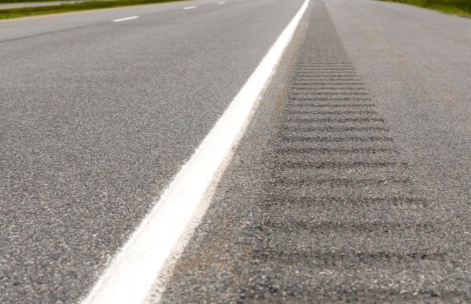 Qué son las bandas sonoras en la carretera y para qué sirven