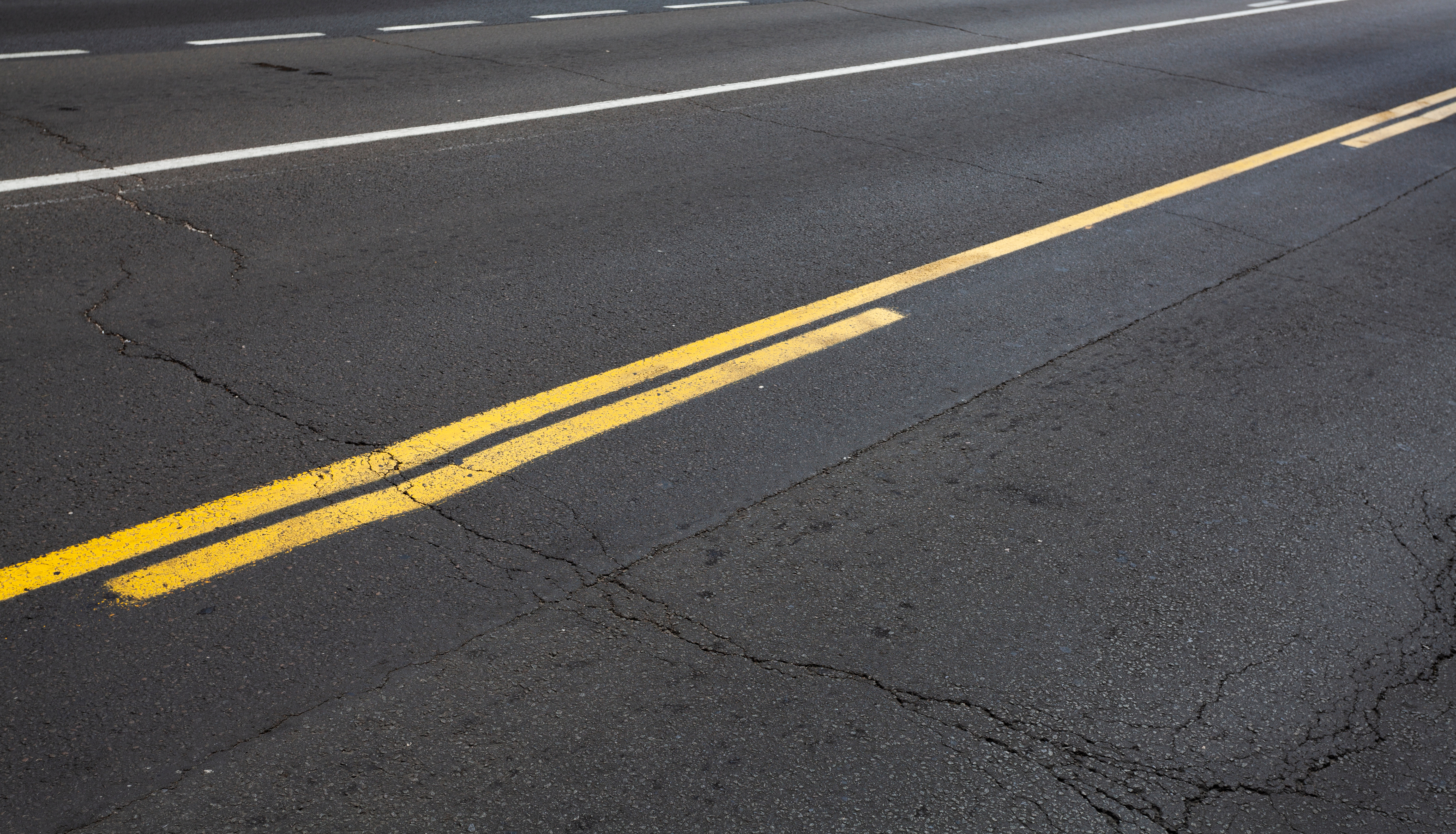 que significa una linea amarilla discontinua separando los carriles