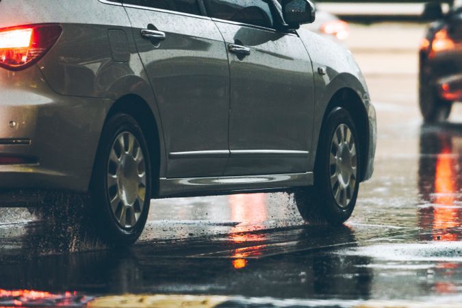 Cómo frenar un auto de forma segura en bajadas y pavimento mojado