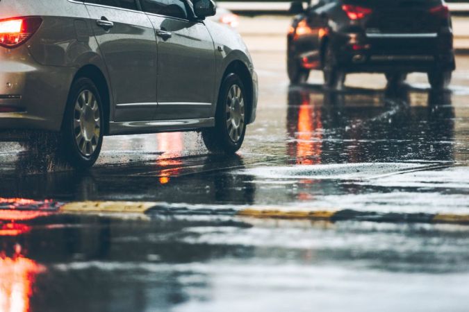 Cómo frenar un auto de forma segura en bajadas y pavimento mojado