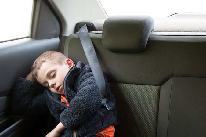 ¿Es seguro dejar a los niños en el coche? ¿Cuáles son los peligros?