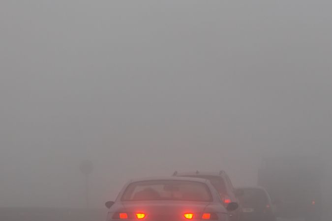 Cómo frenar un auto de forma segura en bajadas y pavimento mojado