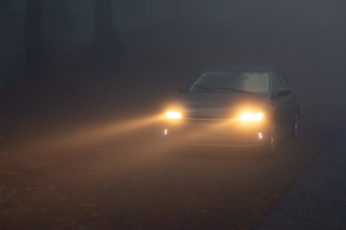 Cómo ajustar las luces del auto para una mejor iluminación