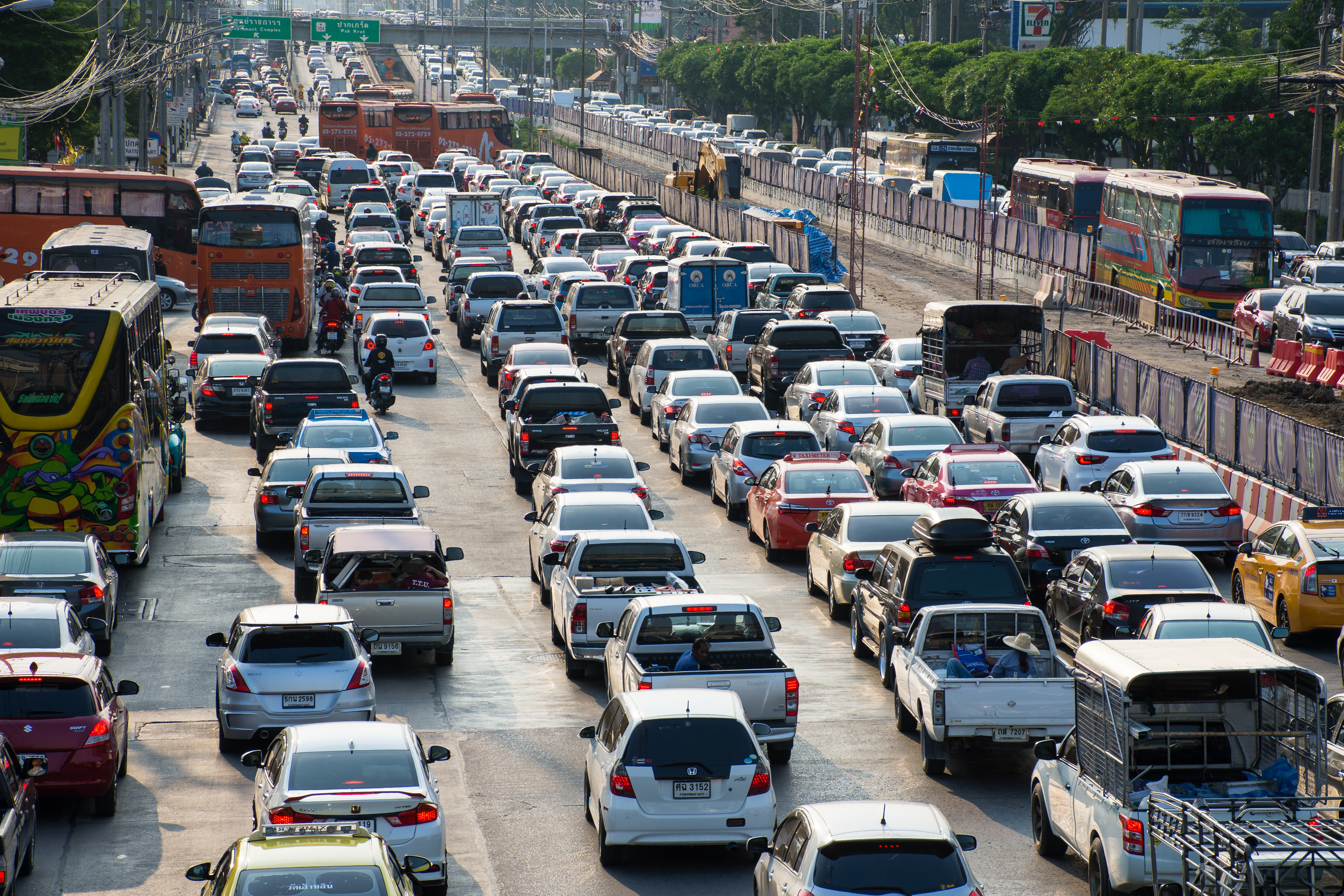 ¿Apagar el motor en tráfico ahorra gasolina?