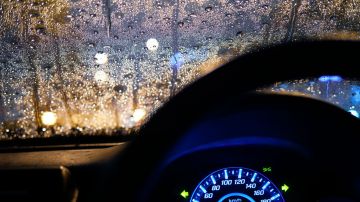 Cómo frenar un auto de forma segura en bajadas y pavimento mojado