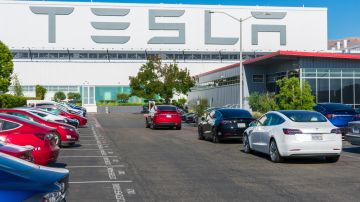 Tesla bajo la lupa: revisión de seguridad para 100,000 de sus autos
