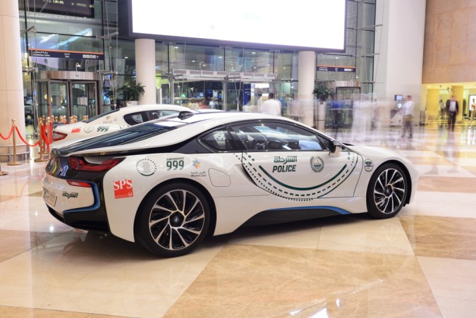 Policía de Dubai añade un nuevo "súper auto" a su flota llena de joyas
