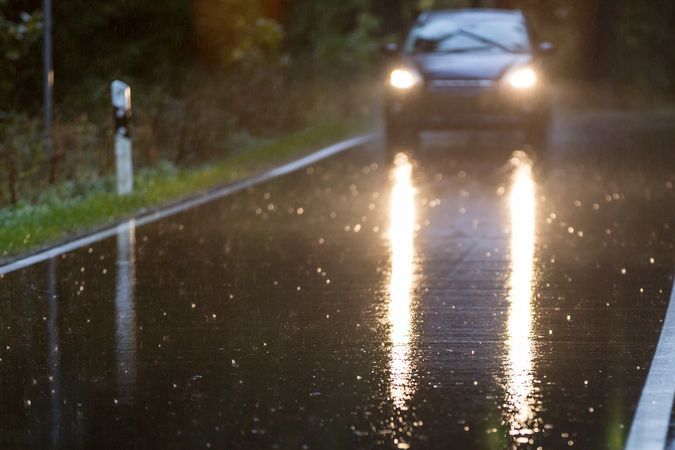Cómo frenar un auto de forma segura en bajadas y pavimento mojado