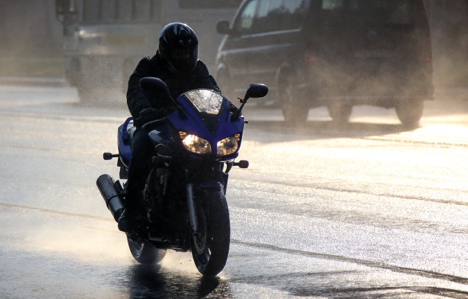 Cómo conducir una moto bajo la lluvia: consejos